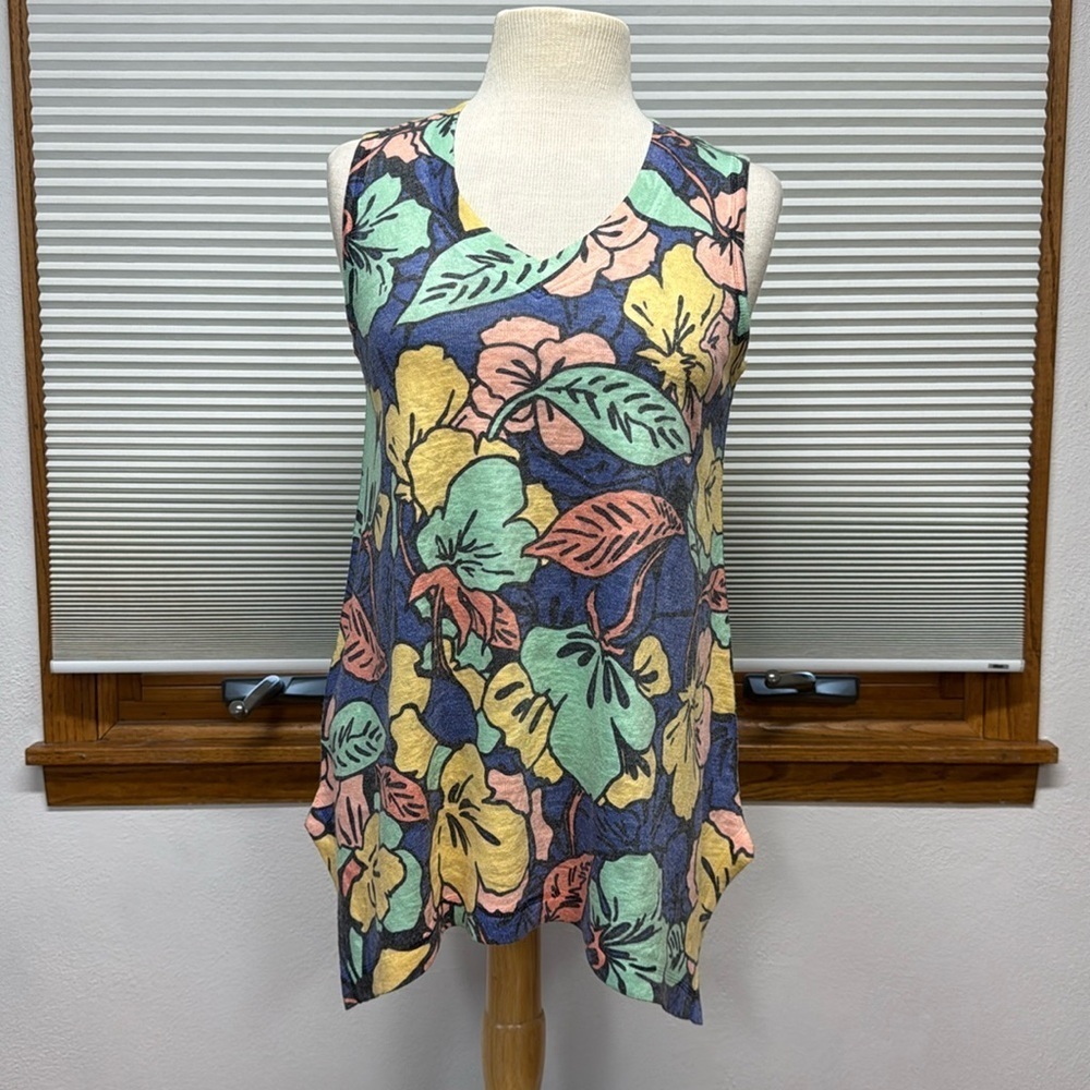 Nally & Millie Blue Floral Sleeveless Asymmetrical Shark Bite Hem V Neck Top